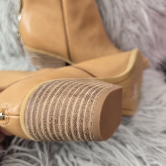 Oasis Society  Women's Tan Ankle Boots - Picture 9 of 12